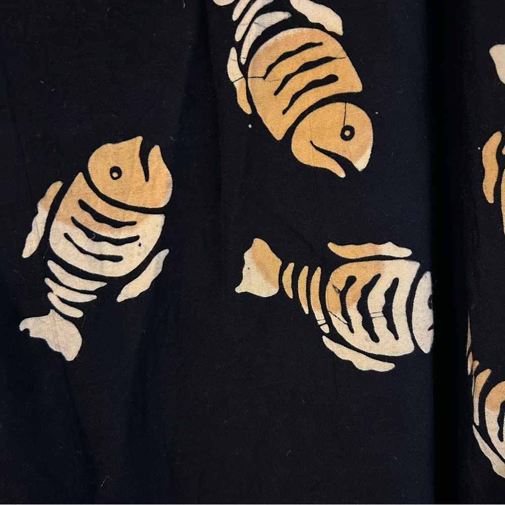 Chic Black Dress with Fish Design - Picture 3 of 6